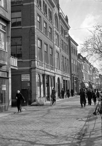 400129 Gezicht op de huizen Oudegracht 364 (links) -hoger te Utrecht, met links de ingang van de Eligenstraat en op de ...